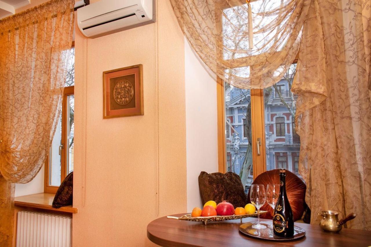 Mini-Hotel In The Very Heart Of Odessa Exterior photo